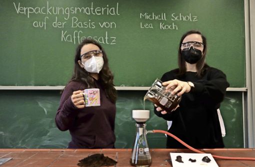 Von wegen Abwarten und Kaffeetrinken: Lea Koch (links) und Michell Scholz gewinnen aus Kaffeesatz eine Verpackungsfolie und siegten damit bei „Jugend-forscht“. Foto: Lea Koch (z)