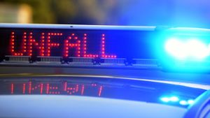 Unfall in Bad Cannstatt: Auto und Fußgänger zusammengestoßen - Zeugen gesucht