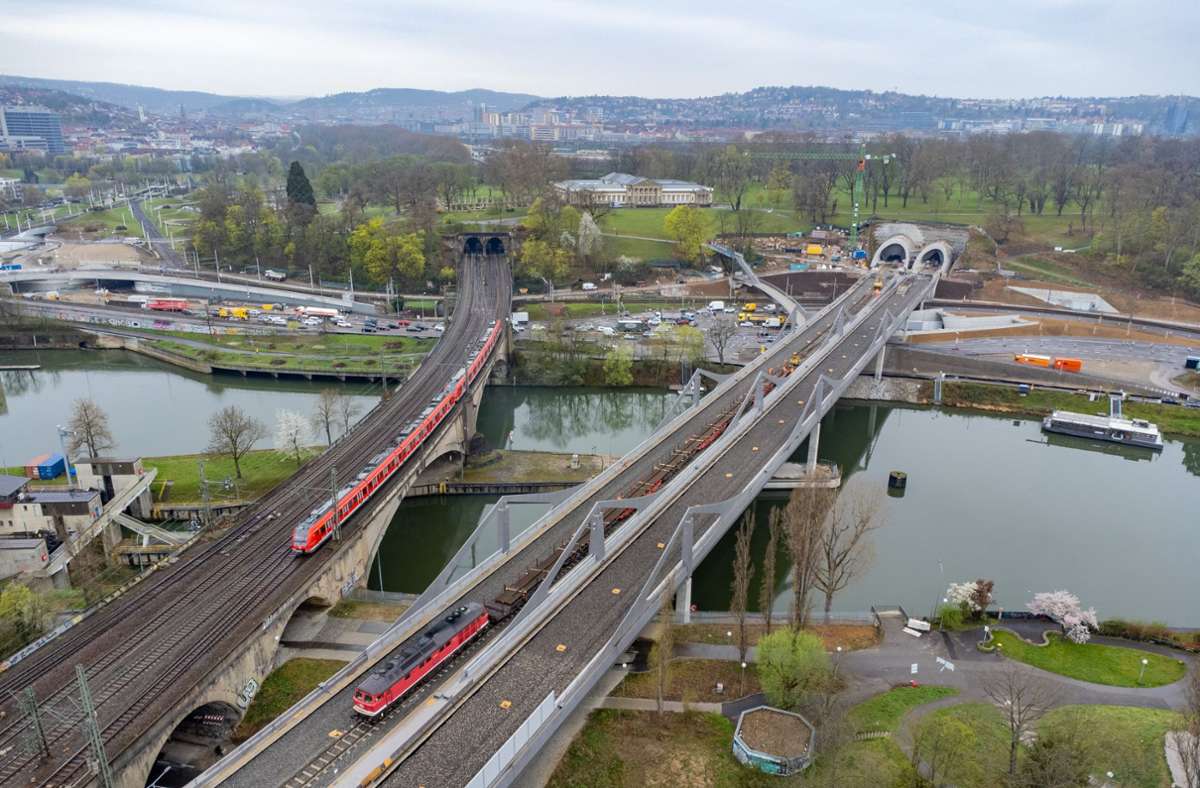Die alte Eisenbahnbrücke (links) wird wohl ab 2025 für den Zugverkehr nicht mehr benötigt. In den kommenden Jahren muss die Stadt entscheiden, ob die Brücke samt den beiden Tunnelröhren unter anderem für Radfahrer umgebaut werden soll. Foto: /Jannik Walter/Bahnprojekt Stuttgart-Ulm