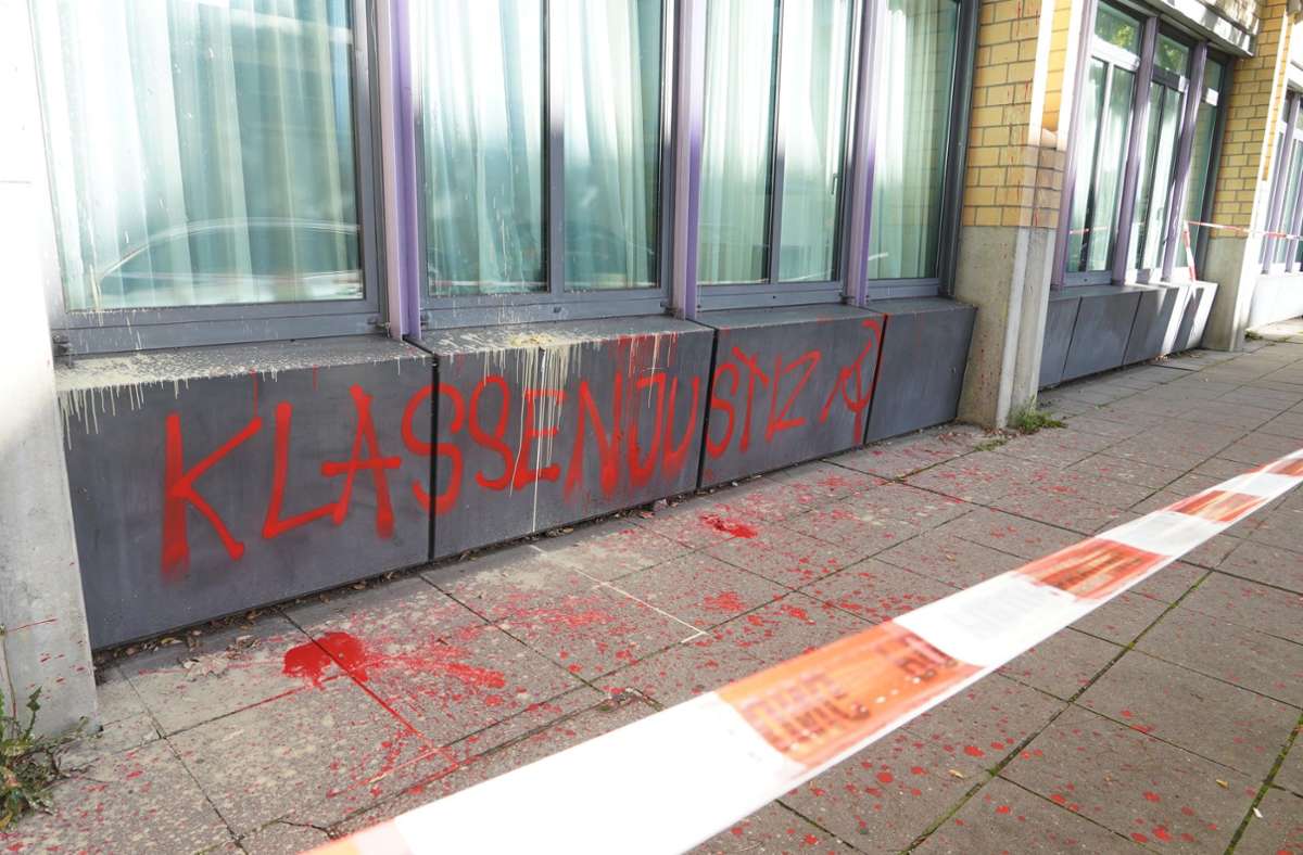 Stuttgart-Mitte: Farbanschlag auf Amtsgericht – Polizei sucht Zeugen