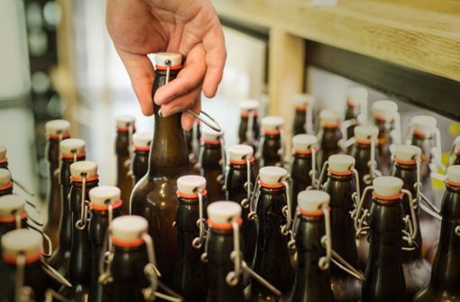 Auch die kleineren Brauereien mussten sich der Corona-Zeit anpassen – und von Fässern auf Flaschen umstellen. Foto: dpa/Rumpenhorst