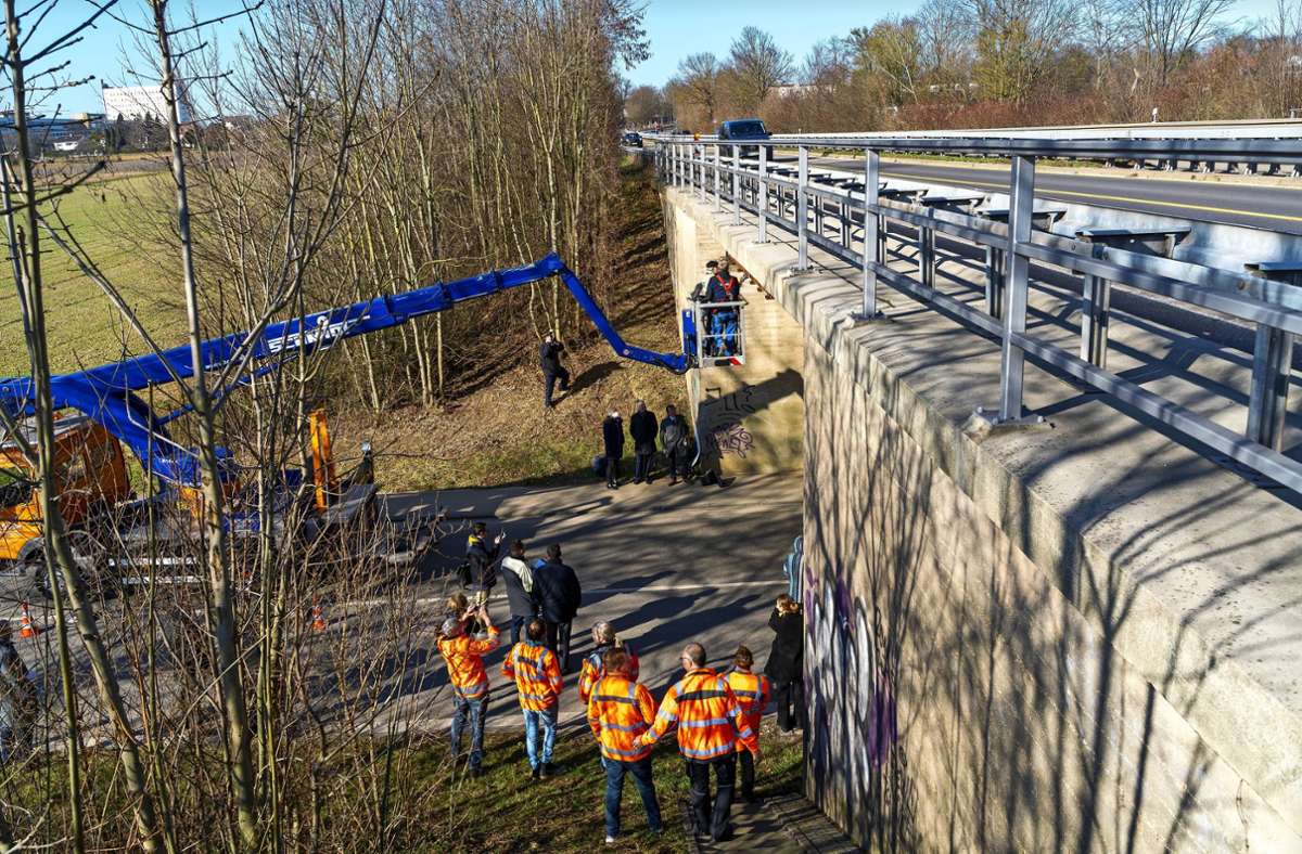 Die marode Brücke zwischen Ludwigsburg und Kornwestheim soll 2023 abgerissen und neu gebaut werden. Foto: Jürgen Bach