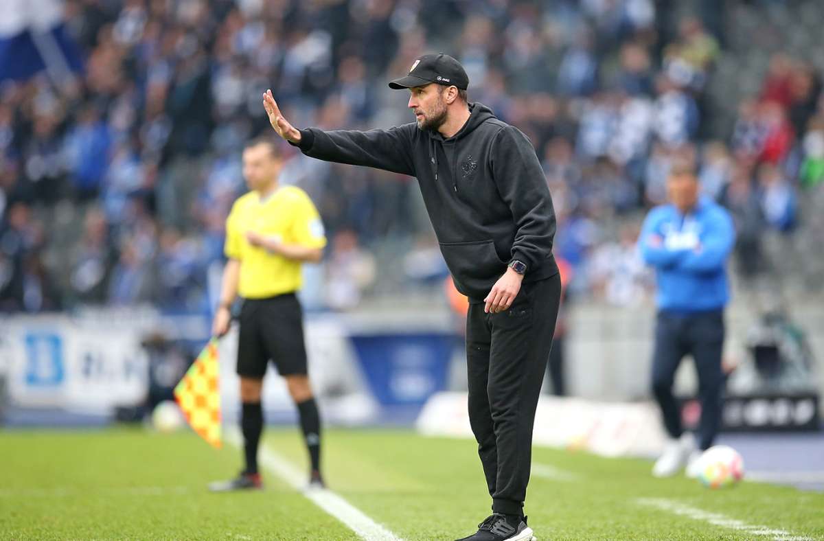 VfB-Trainer Sebastian Hoeneß glaubt auch nach der Niederlage bei Hertha BSC weiter an den Klassenverbleib.