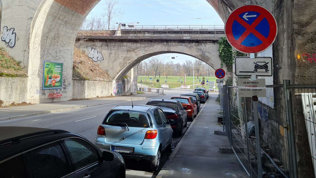 Trotz des Halteverbots stehen Autos unter der Brücke in der Ehmannstraße.