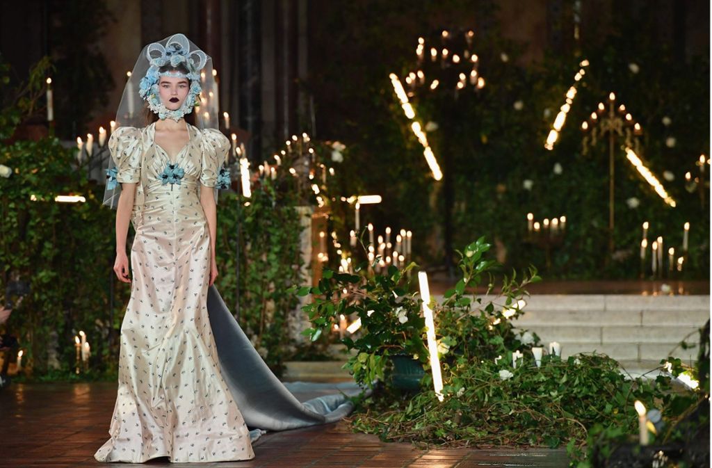 Fashion Week New York: Designer zeigen  Rüschen und  düstere Netzkreationen