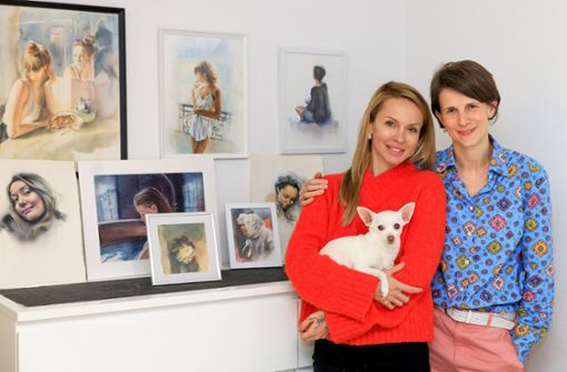 Die Künstlerin mit ihrer Herrenberger Gastgeberin  Anna (rechts) und Hündin Tina Foto:  