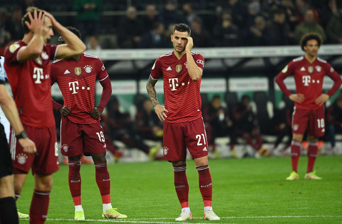 Die Profis des FC Bayern können das Geschehen in Mönchengladbach nicht begreifen. Foto: AFP/INA FASSBENDER