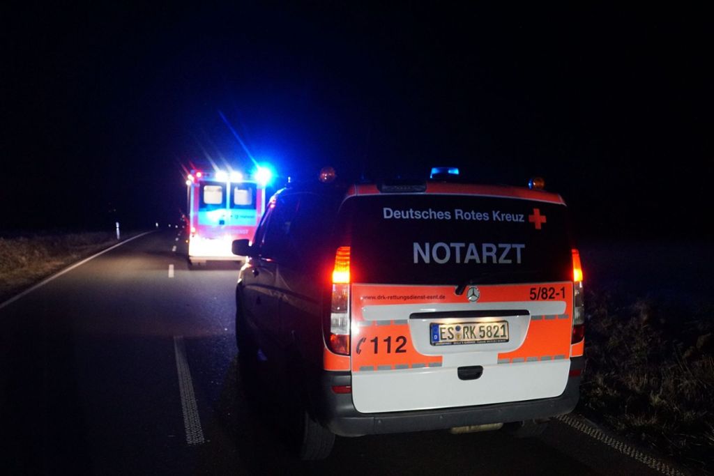 Frau muss ins Krankenhaus - Schaden beläuft sich auf etwa 4000 Euro: Schwerer Unfall bei Schlierbach: 19-Jährige überschlägt sich mit Auto
