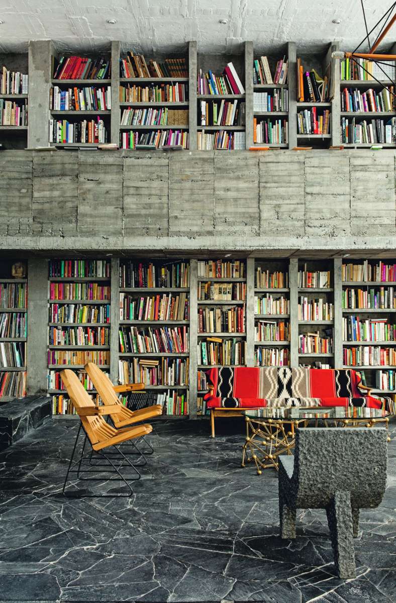 Die Bücherwand als architektonisches Gestaltungselement, zu  bewundern in dem Haus von Künstler Pedro Reyes und Designerin Carla Fernandez in Mexiko.