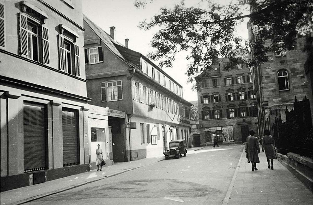 Das Foto der Hospitalstraße zeigt rechts den Zaun, hinter dem die zerstörte Synagoge lag. Sie wurde nicht fotografiert.Foto:Stadtarchiv Stuttgart