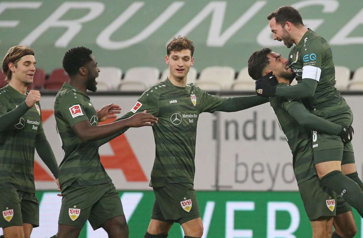 Obenauf: Den jüngsten Auswärtscoup landete das VfB-Team um Kapitän Gonzalo Castro (rechts) am Sonntag beim FC Augsburg – alle fünf Siege gibt es in unserer Bildergalerie.