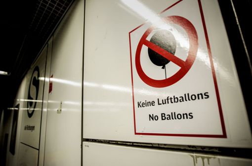 Klare Ansage am S-Bahn-Halt – aber offenbar wenig beachtet. Foto: Lichtgut/Leif Piechowski