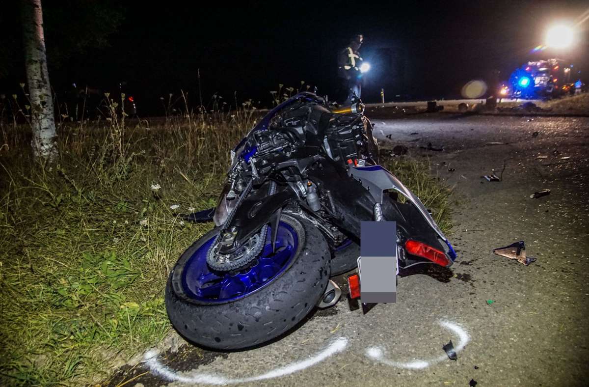 Unfall bei Ammerbuch: 20-jähriger Motorradfahrer stirbt bei Zusammenstoß mit Traktor