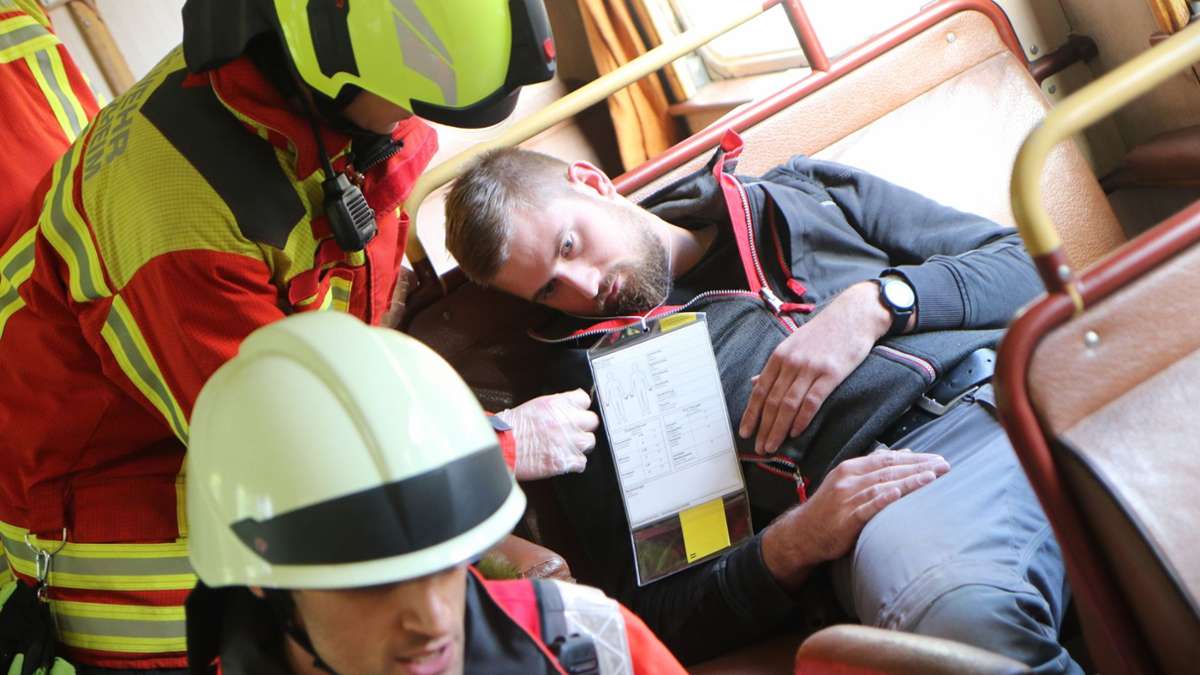Katastrophenübung bei Welzheim: Zugunglück: Retter arbeiten Hand in Hand