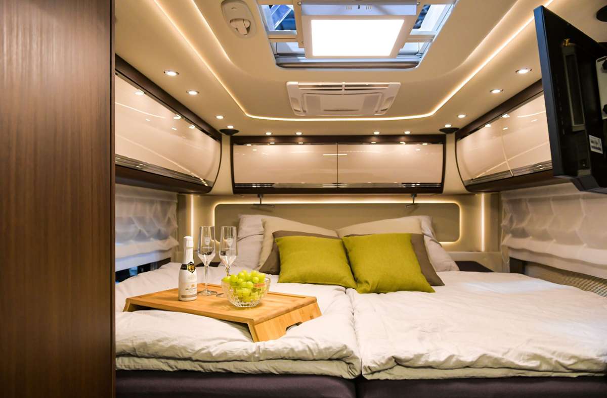Das richtige Getränk fürs Urlaubsvergnügen steht auch schon bereit: Im Luxus-Reisemobil des Herstellers Moreno sind die Betten so breit wie in vielen Hotels – knapp zwei Meter.