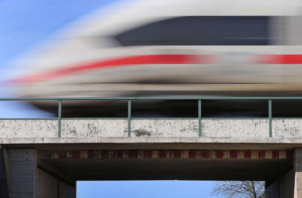 Der Zug konnte nicht mehr  rechtzeitig zum Stehen gebracht werden. (Symbolfoto) Foto: dpa/Karl-Josef Hildenbrand