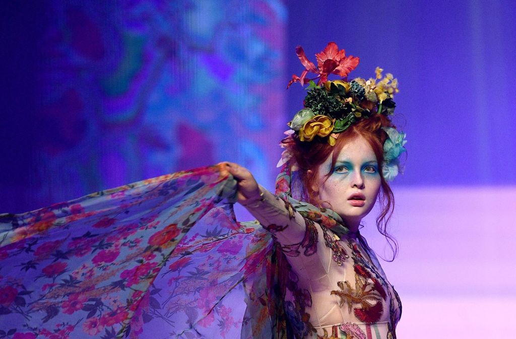 Haare lassen sich  jetzt auch mit üppigem Blumenschmuck bändigen, dies der Vorschlag des französischen Modedesigners Jean Paul Gaultier.