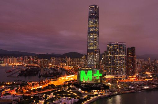 Das Museum M+ liegt direkt an Hongkongs Victoria-Hafen. Foto: imago images//Martin Chan