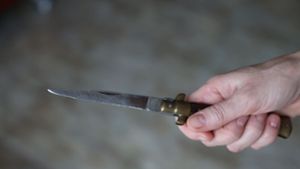 Vor dem Krankenhaus Bad Cannstatt: 34-Jähriger mit Messer bedroht und ausgeraubt – Zeugen gesucht