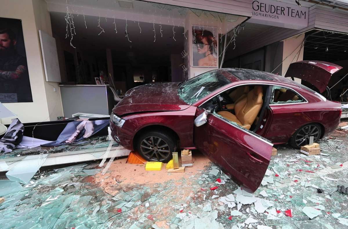 Unfall in Sigmaringen: Autofahrer fährt Seniorin an und prallt in Schaufenster