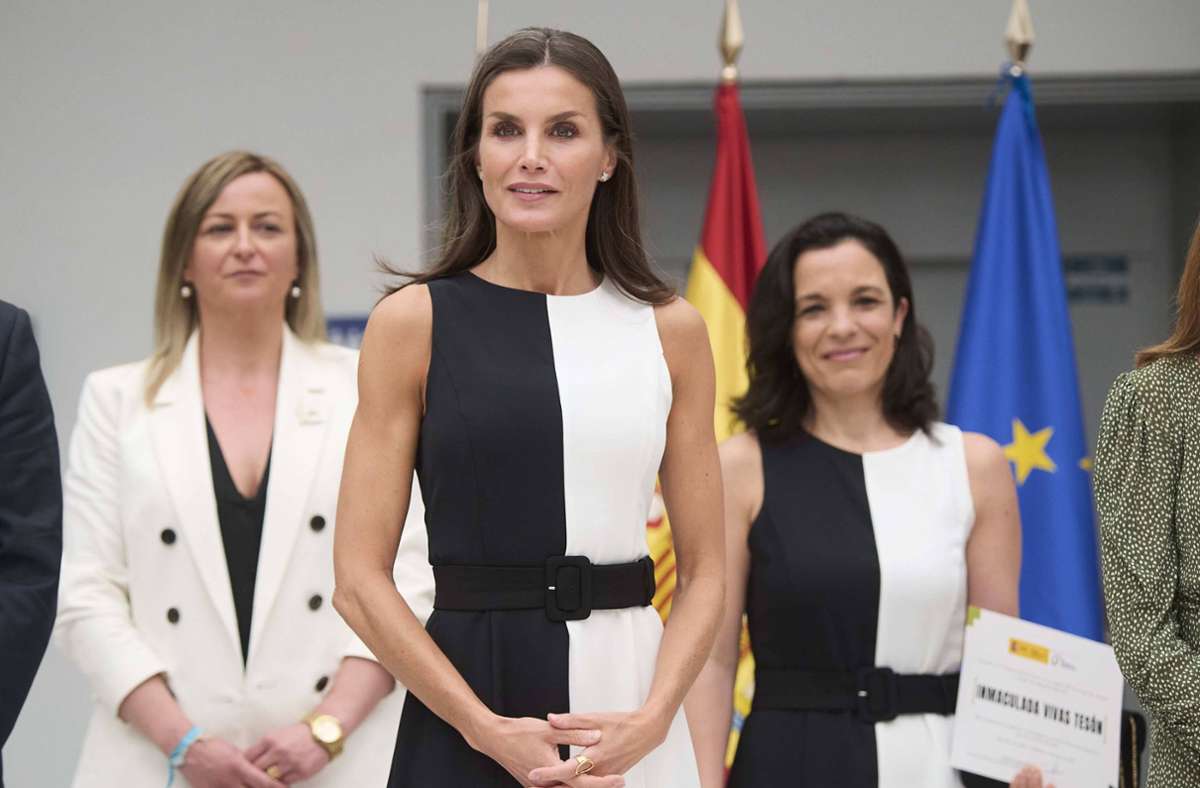 Vorne steht Königin Letizia im schwarz-weißen Kleid, hinten die Rechtsprofessorin Inmaculada Vivas Tesón im gleichen Modell.