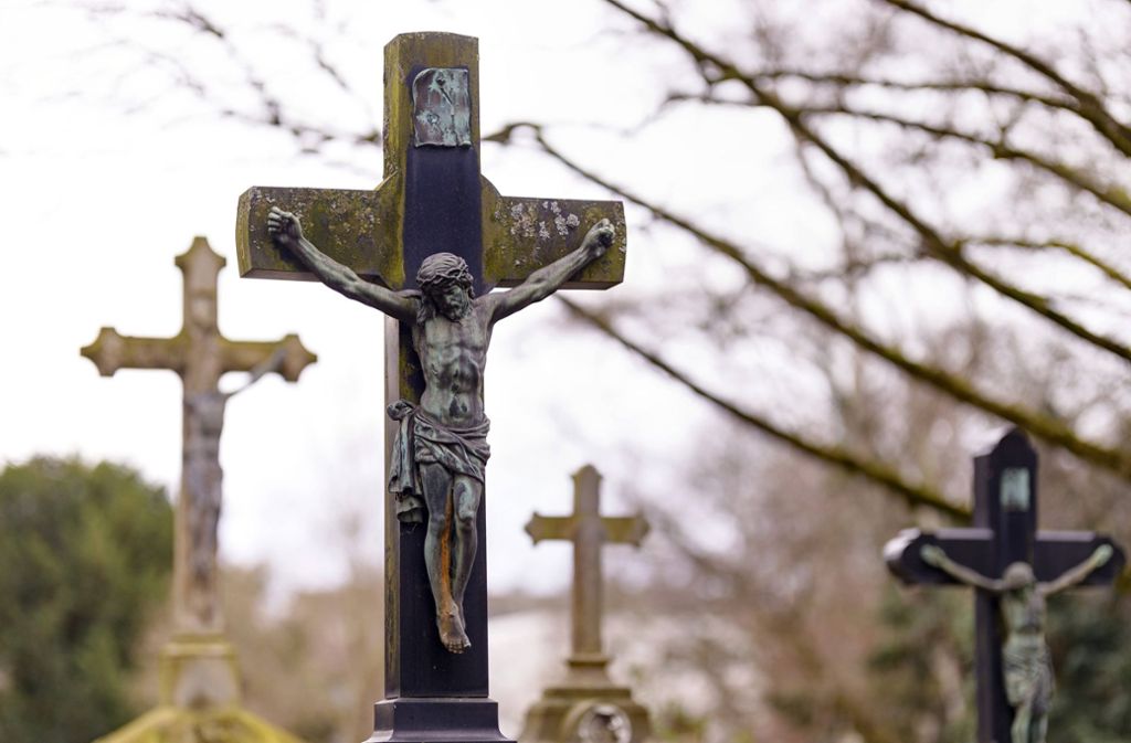 Urteil in Düsseldorf: Friedhofsgärtner schmeißt Gebeine in Müll – Kündigung nicht rechtens