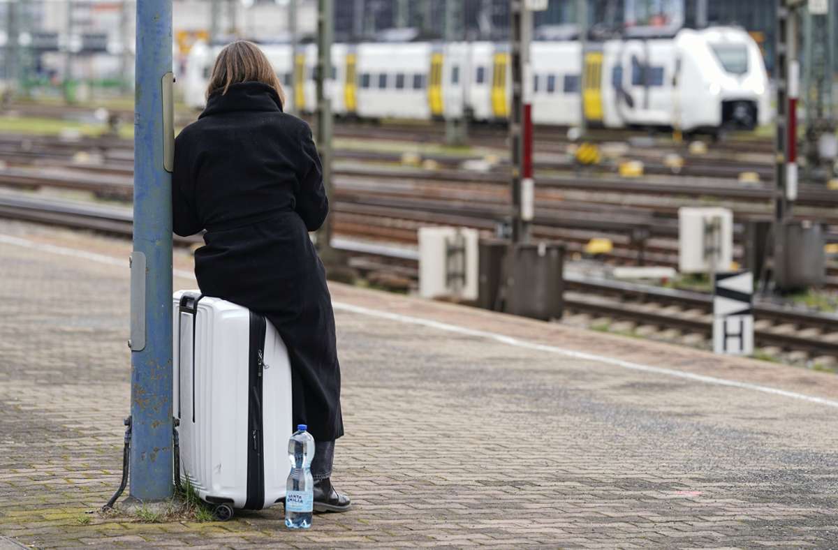 Mega-Streik trifft Baden-Württemberg: Züge, Busse,  Flugzeuge: Was am Montag stillsteht  –  und was nicht