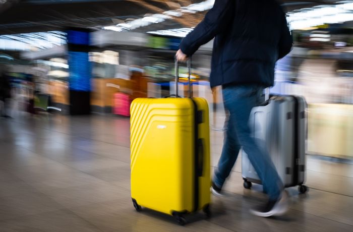 Umfrage am Flughafen Stuttgart: Trotz Pandemie fliegen viele  Reisende in den Süden