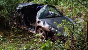 Porsche prallt gegen mehrere Bäume – zwei junge Menschen tot
