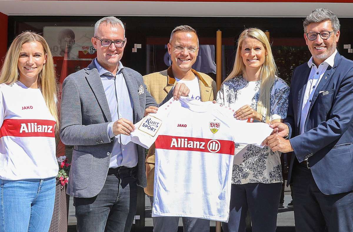 Vereins- und Sponsorenvertreter präsentieren das neue Trikot der Frauenmannschaft des VfB Stuttgart. Foto: VfB/VfB