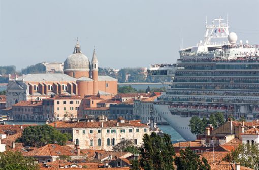 Kreuzfahrtschiffe mit einer Tonnage von mehr als 25 000 Bruttoraumzahl dürfen seit dem 1. August nicht mehr direkt in Venedig anlegen. Foto: Franz Neumeier