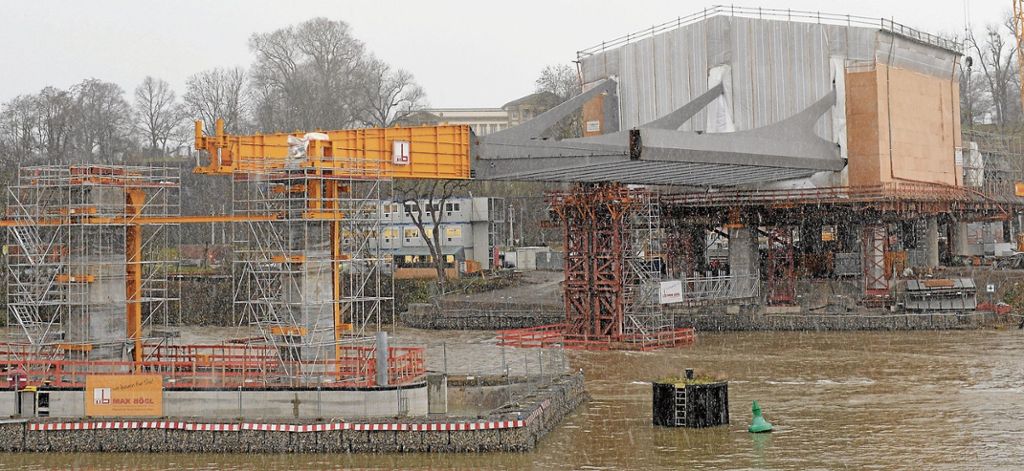 BAD CANNSTATT:  Neue Neckarquerung hat die Mittelmole erreicht - Stahlmontage soll 2018 fertig sein: Halbzeit für die Brückenbauer
