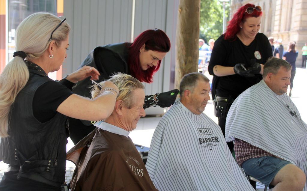 Mehr als 200 professionelle Friseure sind in dem Verein europaweit aktiv: Mehr als 25.000 Gratis-Haarschnitte für Bedürftige