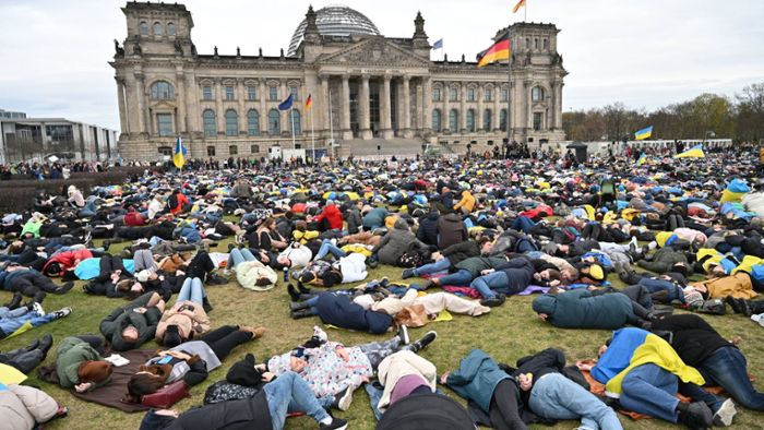 Tausende Menschen legen sich vor dem Reichstag auf die Erde