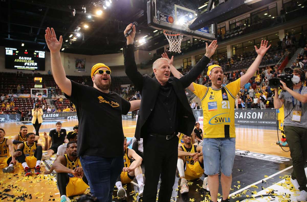 John Patrick (Mitte) verabschiedet sich von den Fans – für immer? Foto: Pressefoto Baumann/Julia Rahn