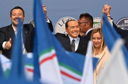 Die Parteichefs der rechtspopulistischen Parteien Lega, Matteo Salvini, und der Forza Italia (FI), Ex-Premier Silvio Berlusconi, wollen mit Giorgia Melonis Fratelli d’Italia an die Macht. Foto: AFP/ANDREAS SOLARO