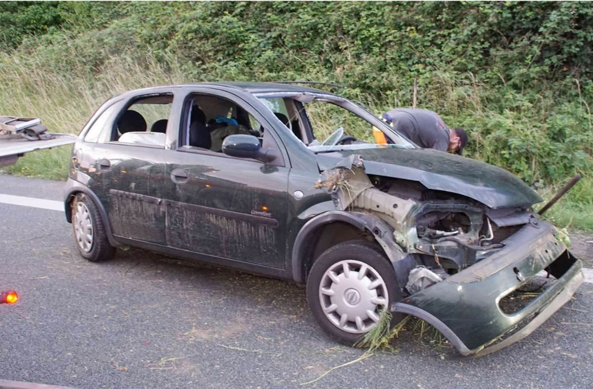 Unfall auf A8 bei Pforzheim: Auto überschlägt sich nach Reifenplatzer – zwei Schwerverletzte