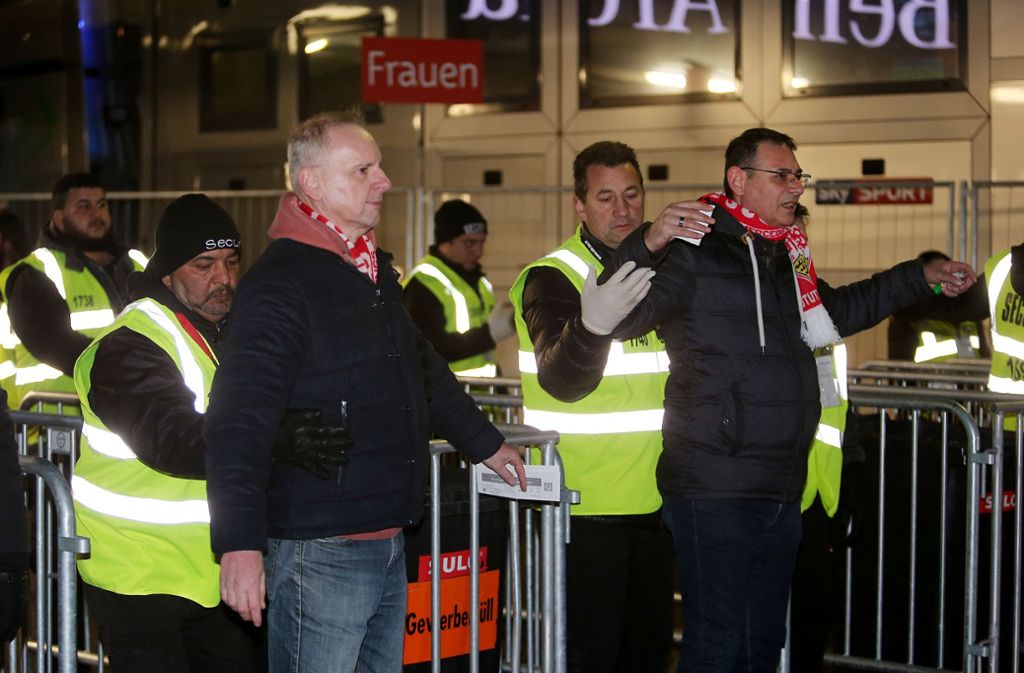 Fans des VfB Stuttgart trotzen Coronavirus: „Ich habe nicht ein einziges Mal überlegt, nicht zu kommen“