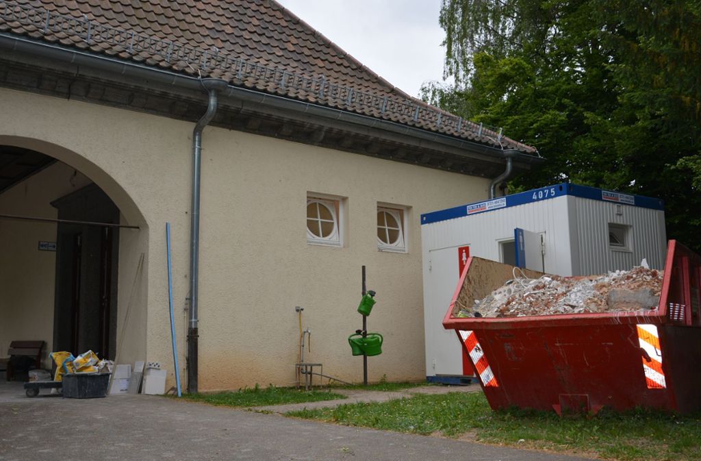 Die WCs  an der Aussegnungshalle sollen in drei Monaten fertig sein: Toilettenanlage am Hauptfriedhof wird saniert