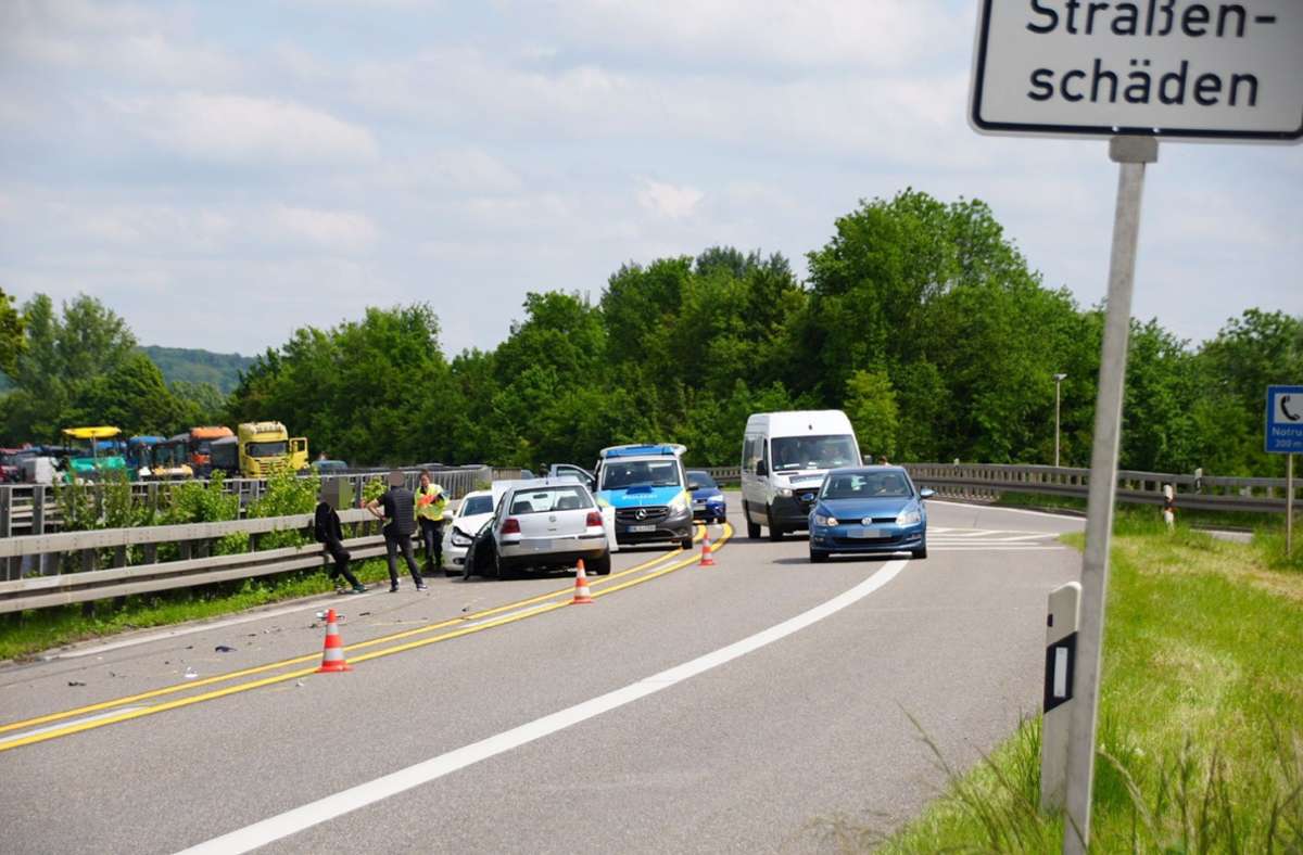 Am Samstagvormittag kam es auf der B 313 zwischen den Anschlussstellen Wendlingen und Köngen-Nord zu einem Unfall.