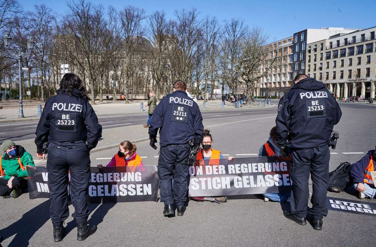 Berlin: Klimaschutz-Demonstranten blockieren Straßen