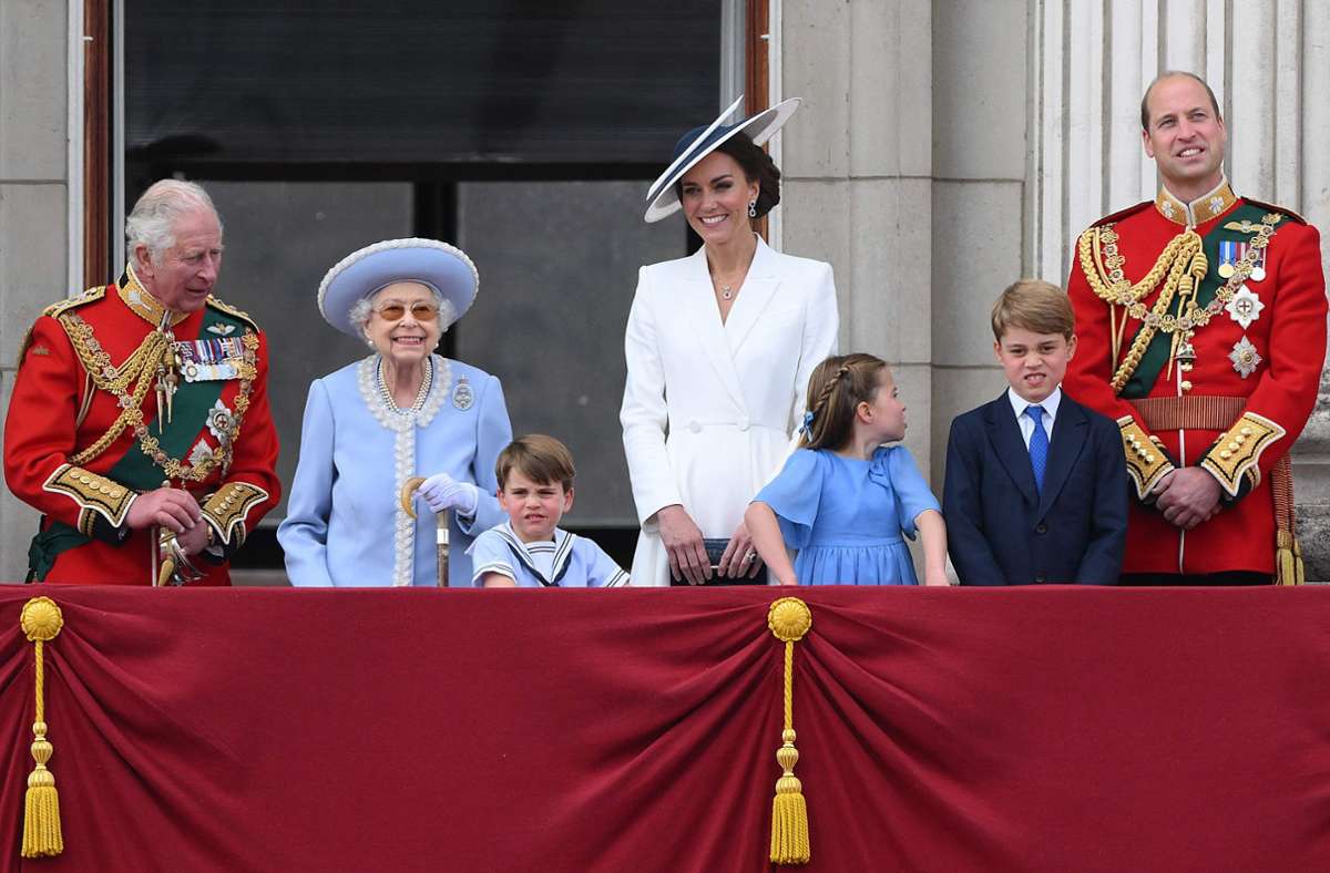 Die Queen mit ihrem Sohn Prinz Charles (links), dem Enkel Prinz William (rechts), dessen Frau Herzogin Kate (Mitte) und deren drei Kinder Prinz George (zweiter von rechts), Prinzessin Charlotte und Prinz Louis.
