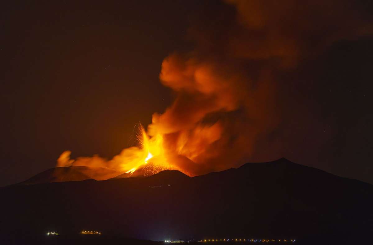 Lava-Fontänen am Nachthimmel: Ätna und Stromboli wieder ausgebrochen