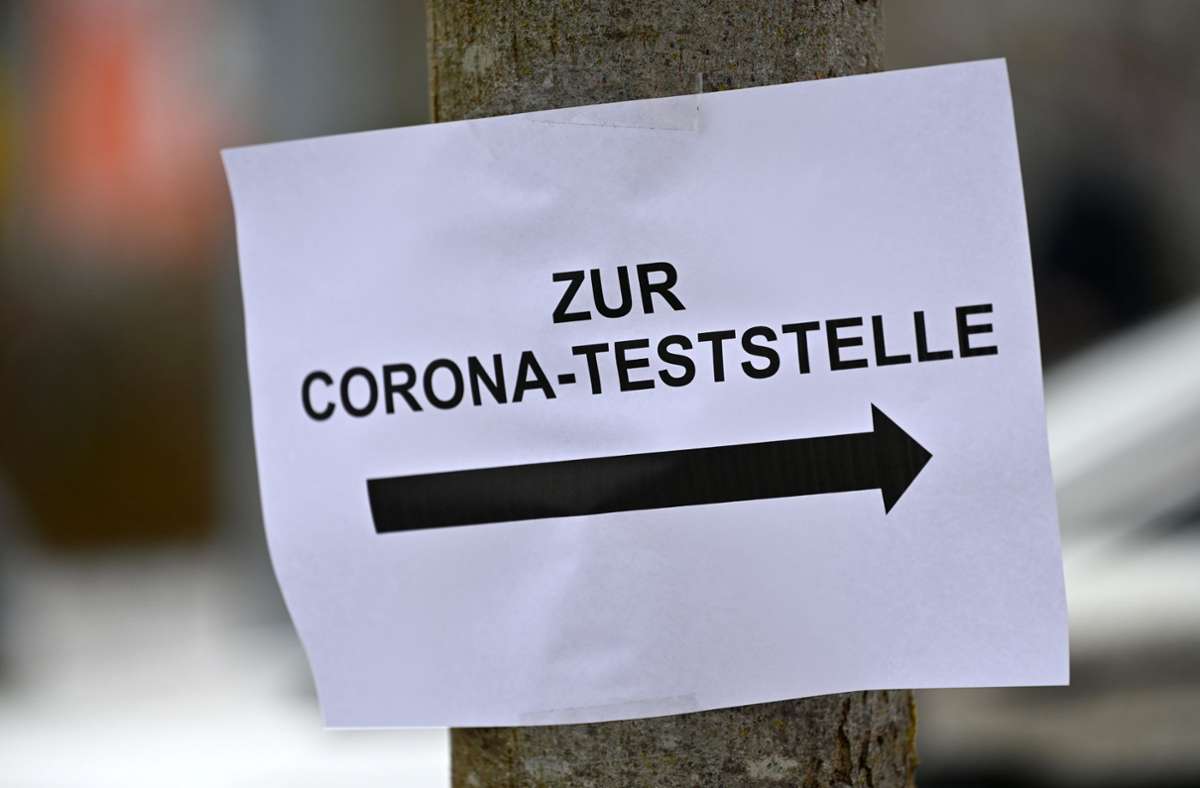 Corona-Teststelle. (Symbolbild) Foto: dpa/Martin Schutt
