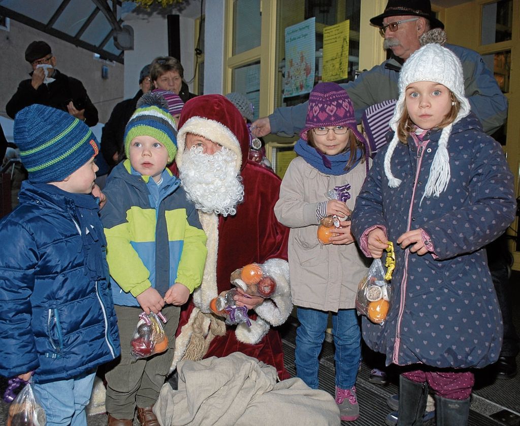 Keine Angst vorm Mann mit dem langen Bart: Der Nikolaus schaut auch dieses Jahr auf dem Hobby-Künstlerweihnachtsmarkt vorbei.Archiv Foto: Kuhn Quelle: Unbekannt