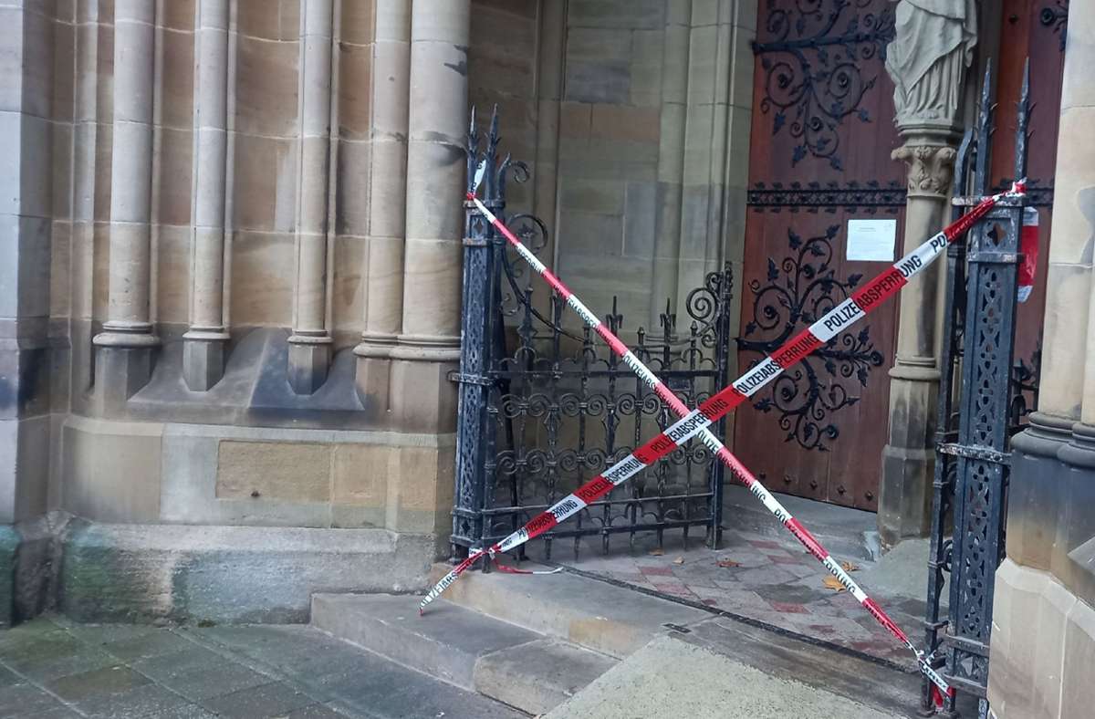 Eine Kirche ist in Stuttgart von Unbekannten verwüstet worden.