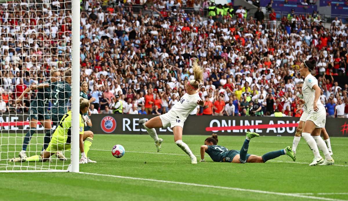 Die Entscheidung in Wembley: Chloe Kelly  erzielt das 2:1 in der Verlängerung gegen die DFB-Elf.