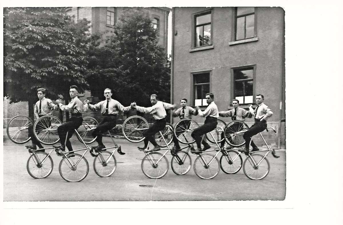 Acht Männer des Arbeiterradfahrervereins Zuffenhausen bilden einen Steuerrohrreigen. Von links nach rechts: M. Bass, K. Häfele, S. Rau, P. Endreß, P. Stocker, K. Weigle, E. Kempf und R. Schulze, 1929