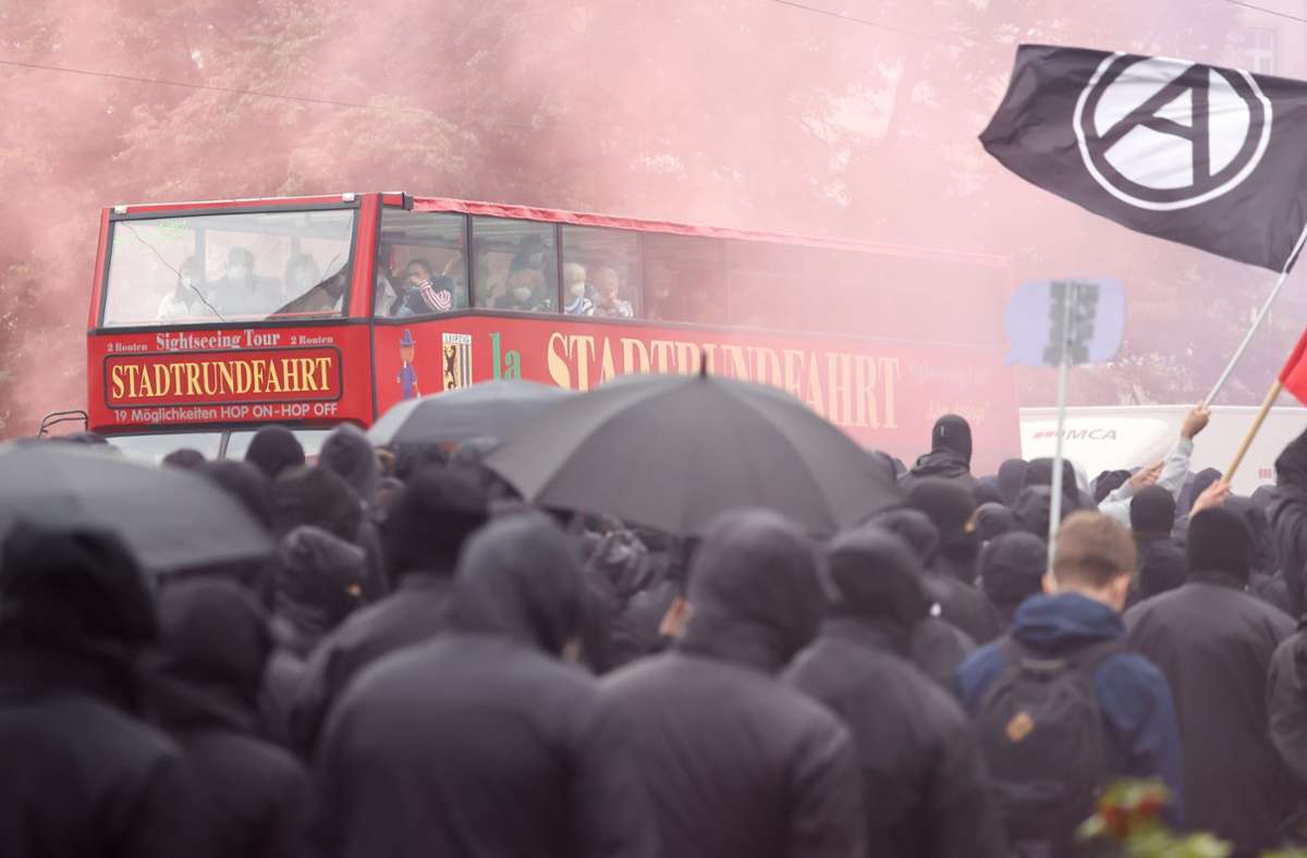Linke Demonstranten in Leipzig – brennende Barrikaden beantwortete die Polizei mit Wasserwerfen. Foto: dpa/Jan Woitas