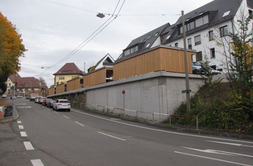 Die Betonmauer an der Altenburger Steige –  ein Fall fürs Gericht? Foto: Edgar Rehberger